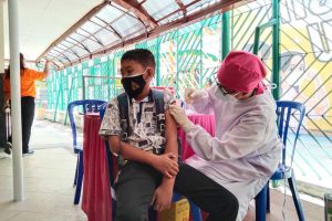 Ilustrasi vaksinasi anak SMP. (jaz) - Vaksin Anak Dibawah 12 Tahun Menunggu Juknis Pusat