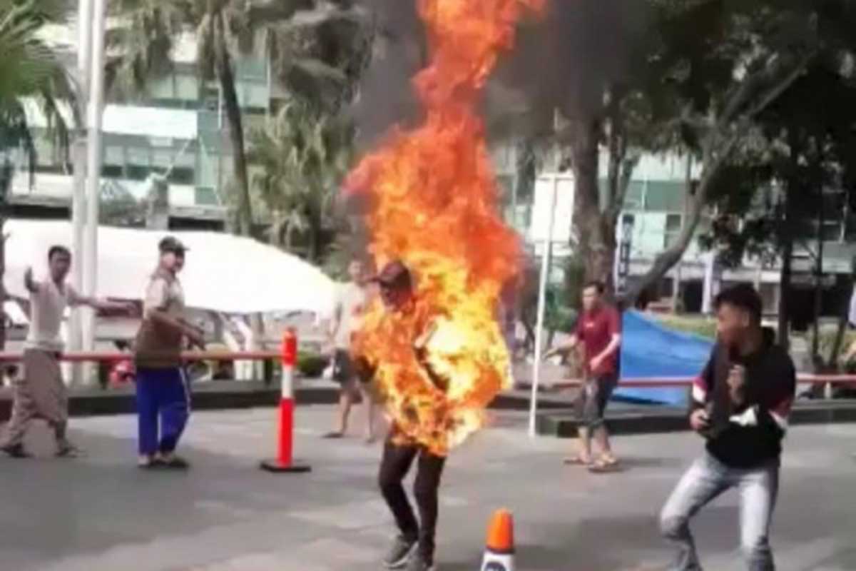 Imigran Afghanistan bakar diri. (ist) - Imigran Afghanistan Nekat Bakar Diri di Depan Kantor UNHCR