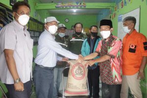 JTS Polinema berikan simbolis bantuan bahan bangunan. (ist) - JTS Polinema Serahkan Bantuan Banjir di Kampung Putih