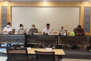 Jajaran Pengurus HPN Jawa Timur, Unisma, dan pengusaha ketika menjawab pertanyaan awak media. (rhd) - HPN Jatim Dorong Nahdliyin Perkuat Ekosistem Ekonomi