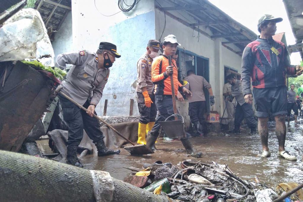 Jajaran Polresta Makota dan tim relawan bersihkan endapan lumpur. (jaz) - Polresta Makota Bersih-bersih Hingga Berikan Sembako