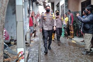 Jajaran Polresta Makota meninjau lokasi terdampak banjir. (jaz) - Polresta Makota Bersih-bersih Hingga Berikan Sembako