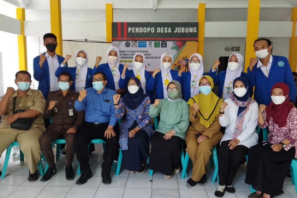 Kades Jubung Bhisma Perdana bersama sivitas Unmuh Jember di Pendopo Desa Jubung. (ist) - Pemdes Jubung Gandeng Unmuh Jember Turunkan Angka Kematian Ibu dan Anak
