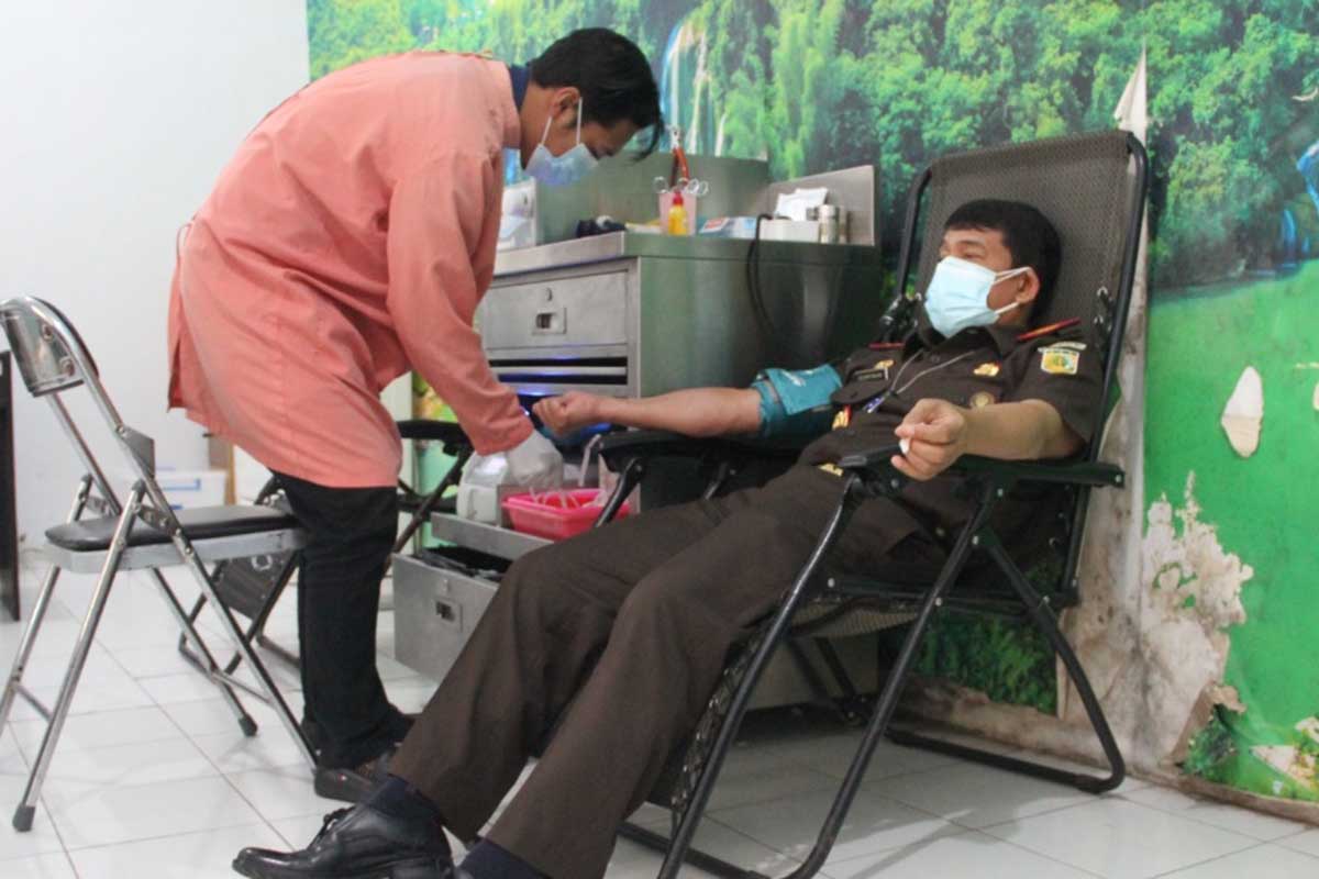 Kajari Jember, Zullikar Tanjung SH MH, donor darah di Markas PMI Kabupaten Jember. (ist) - Kajari Jember Ajak Masyarakat Ikuti Donor Darah