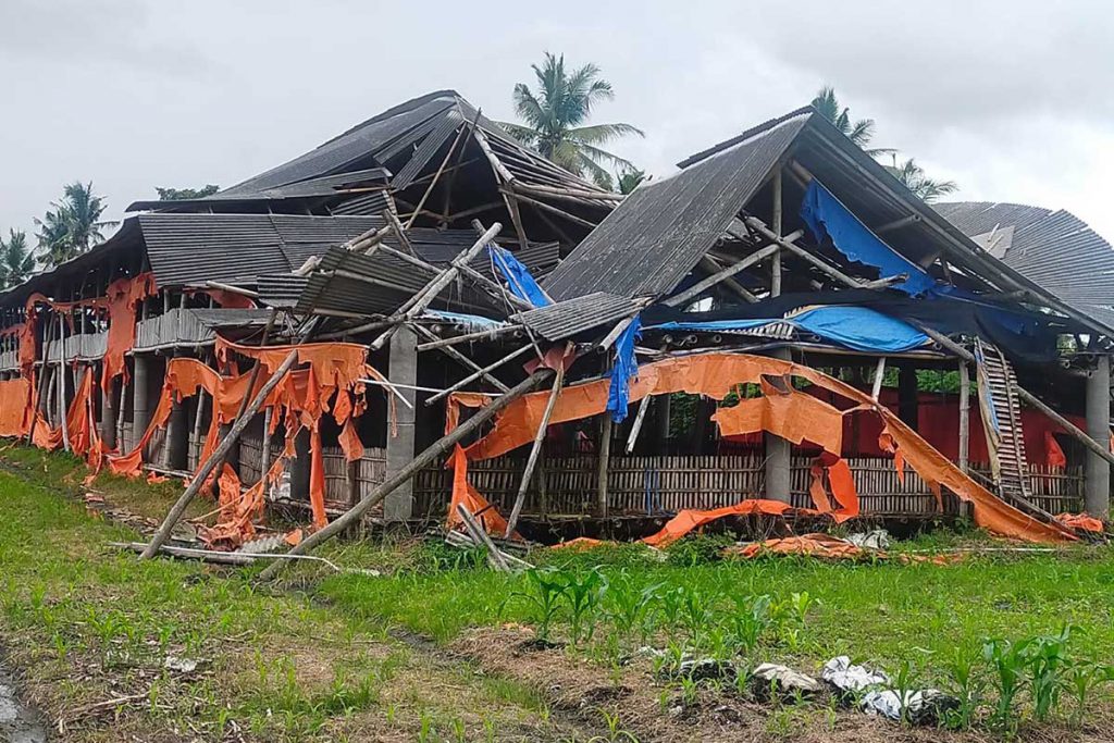 Kandang peternakan unggas 'Mekar Jaya Unggas' milik Susilo terlihat rusak berat akibat ditutup sepihak oleh Satpol-PP Banyuwangi - Peternakan Ditutup Sepihak Oleh Satpol-PP, Susilo Akan Menempuh Jalur Hukum