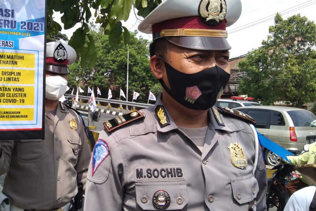 Kanit Keamanan dan Keselamatan (Kamsel), IPTU Mochammad Sochib, menjelaskan rekayasa lalin. (jaz) - R2 Boleh Lewat Flyover Arjosari di Jam Tertentu