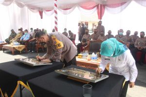 Kapolres Blitar AKBP Aditya Panji Anom bersama Bupati Blitar Hj Rini Syatifah merandatangani plakat peresmian Gedung Parama Satwika - Gedung Parama Satwika Polres Blitar Diresmikan - Sinergitas Pemkab dan Polres