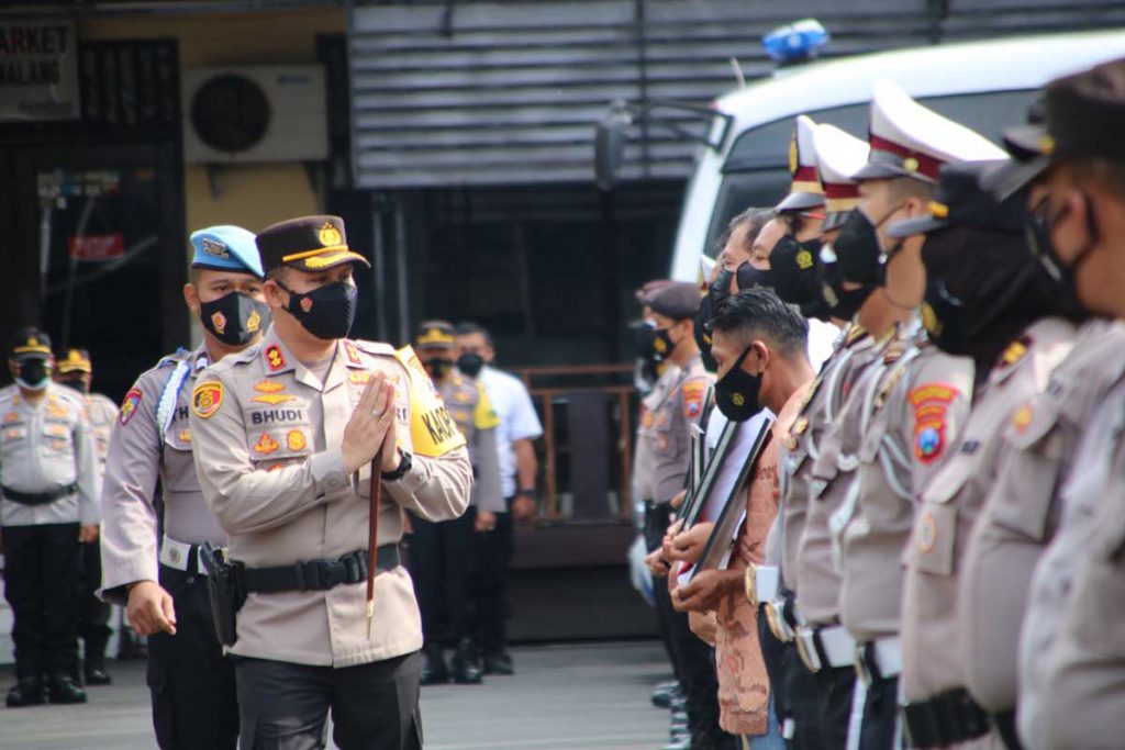 Kapolresta Malang Kota, AKBP Budi Hermanto, memberikan ucapan selamat. (ist) - Polresta Makota Gelar Upacara Kenaikan Pangkat dan Apresiasi Anggota Berprestasi