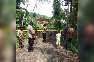 Kapolsek Glenmore, AKP Basori Alwi saat memberi garis polisi disekitar jembatan Carangan, dan memberikan sosialisasi kepada siswa agar tidak melewati jembatan tersebut - Jembatan Penghubung Dua Desa Roboh, Polsek Glenmore Beri Garis Polisi