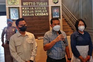 Kasatreskrim Polresta Malang Kota, Kompol Tinton Yudha Riambodo, menjelaskan update kasus kekerasan-pencabulan. (ist) - Polresta Makota Tetapkan Enam Tersangka Ditahan, Satu Anak Dipulangkan