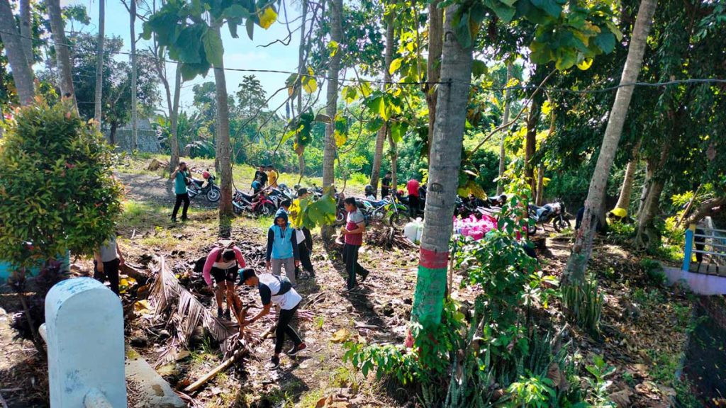 Kegiatan Bubak Sawah yang dilaksanakan oleh Petani dan GHIPPA, yang didukung UPTD Pengairan Rogojampi. (Foto: Indah Razak) - Didukung 6 UPTD Pengairan, GHIPPA Dan Petani Gelar Tradisi Bubak Sawah