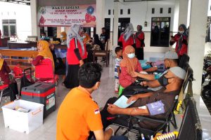 Kegiatan donor darah TP PKK Desa Tempurejo di Balai Desa Tempurejo. (ist) - Sehari 77 Donor Darah Sukarelawan Terkumpul, Bantu Ketersediaan Darah PMI Jember