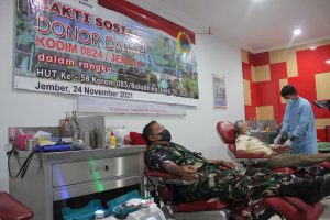 Kegiatan donor darah personel TNI Kodim menyambut HUT ke-58 Korem 083/Baladhika Jaya Malang di Gedung Unit Donor Darah (UDD) Jember. (ist) - Peringati HUT ke-58 Korem 083/BDJ, Kodim 0824 Jember Gelar Donor Darah