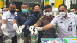 Kejari Gresik dan Bea Cukai Musnahkan 106,8 Ribu Batang Rokok Tanpa Cukai - Rugikan Negara Hingga Rp 97 Juta