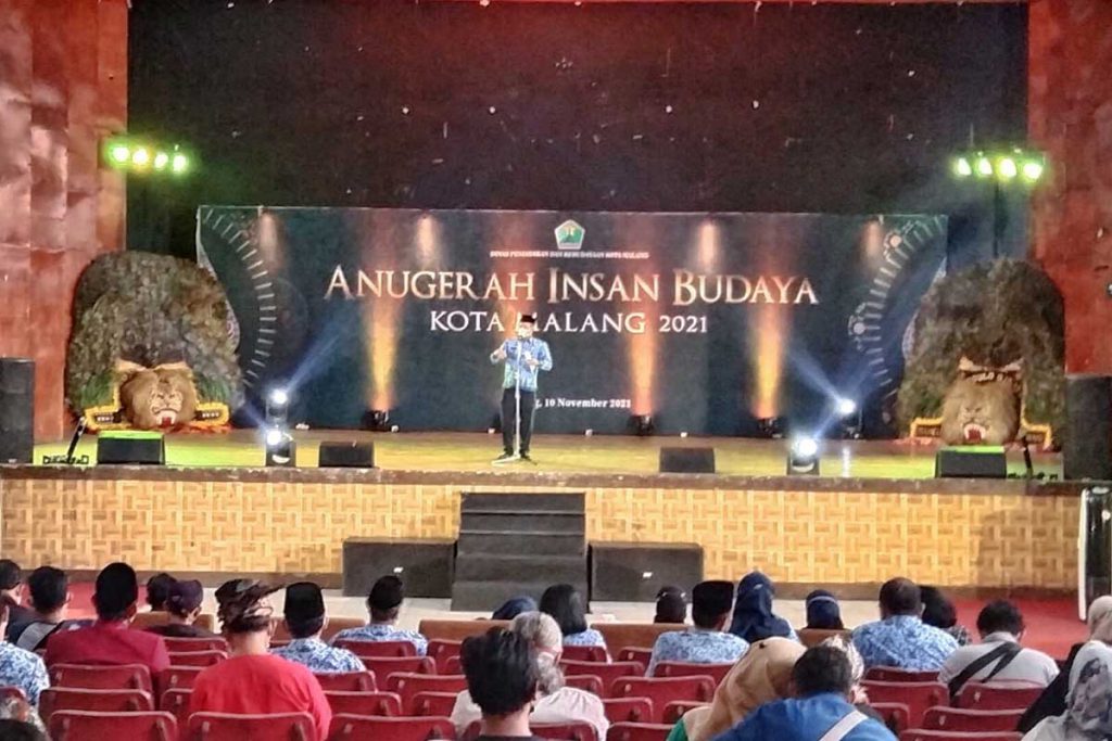 Kepala Disdikbud Kota Malang, Suwarjana memberikan sambutan. (jaz) - Hari Pahlawan, Disdikbud Berikan Anugerah Insan Budaya Kota Malang 2021