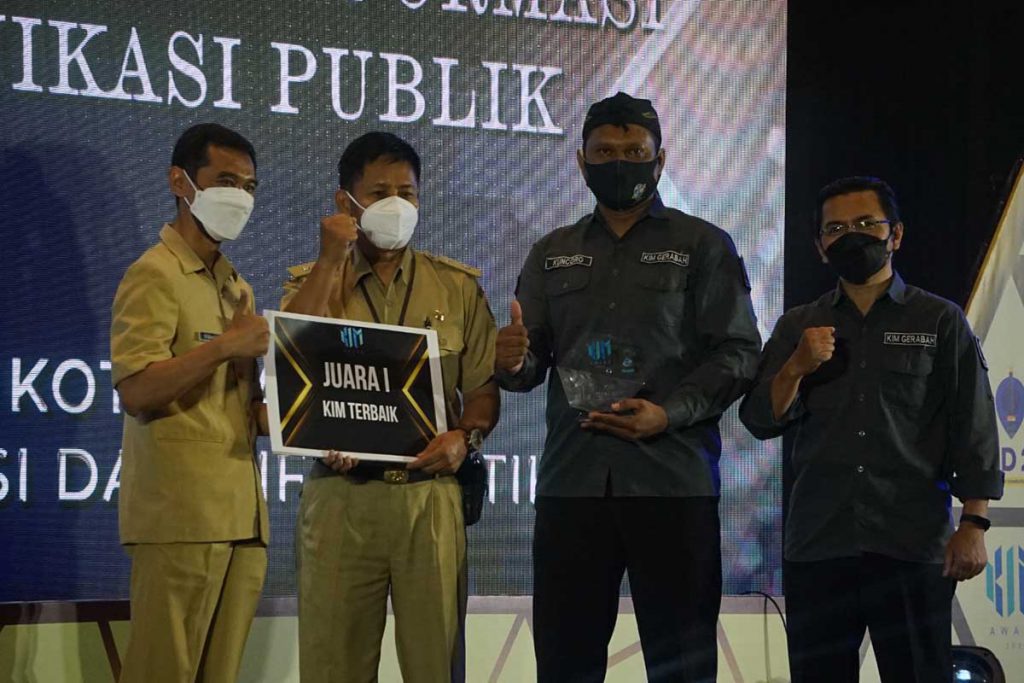 Kepala Diskominfo Kota Malang, Muhammad Nur Widianto S Sos, memberikan penghargaan kepada salah satu pemenang. (ist) - Diskominfo Apresiasi Inovasi Hingga Pelayanan Publik Terbaik dalam APIK, AIKID dan KIM