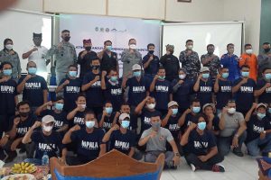 Kepala Kantor Kamla Zona Maritim Tengah, Laksma Bakamla Hanarko Djodi Pamungkas dan Senior Manager External Affair, PT Bumi Suksesindo Yunizar Imamsyah saat foto bersama dengan peserta Pelatihan Lanjutan Peningkatan Kompetisi Rapala Bakamla RI Banyuwangi, Selasa (30/11/2021) - Tingkatkan Kompetensi Anggota, Rapala Bakamla RI Banyuwangi Dalami SAR