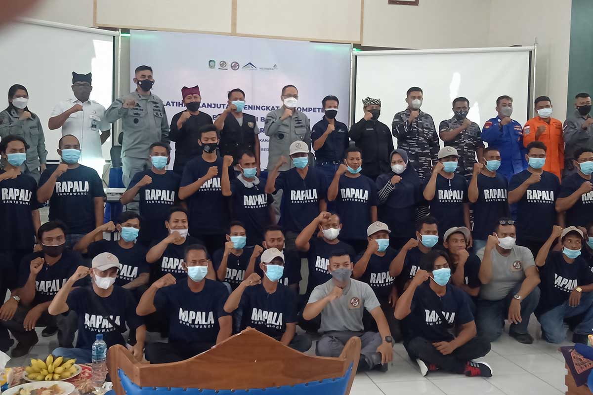 Kepala Kantor Kamla Zona Maritim Tengah, Laksma Bakamla Hanarko Djodi Pamungkas dan Senior Manager External Affair, PT Bumi Suksesindo Yunizar Imamsyah saat foto bersama dengan peserta Pelatihan Lanjutan Peningkatan Kompetisi Rapala Bakamla RI Banyuwangi, Selasa (30/11/2021) - Tingkatkan Kompetensi Anggota, Rapala Bakamla RI Banyuwangi Dalami SAR