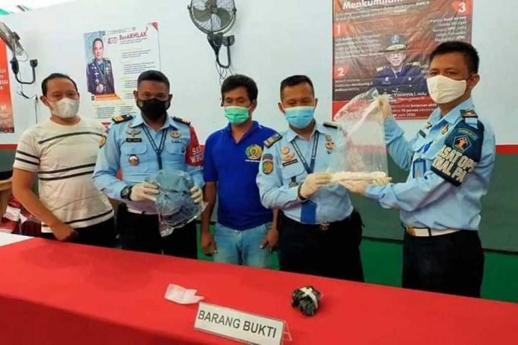 Kepala Kanwil Kemenkumham Jatim saat menggelar Pers Conference pengungkapan dugaan penyelundupan obat daftar G di Lapas kelas IIA Banyuwangi - 570 Butir Obat Daftar G Berhasil Digagalkan Lapas Banyuwangi