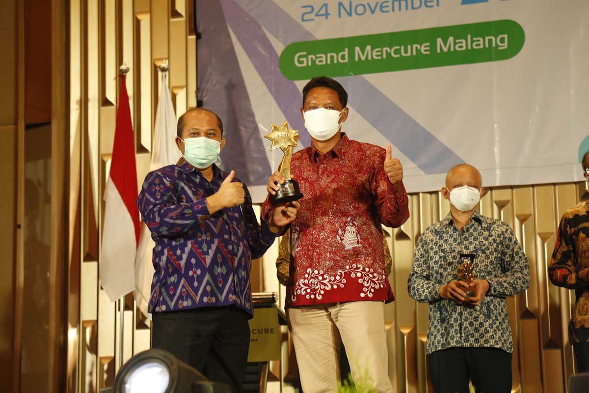 Kepala LLDIKTI Wilayah VII, Prof Dr Ir Soeprapto, DEA memberikan penghargaan AKU kepada Wakil Rektor I UMM Prof Dr Syamsul Arifin, MSi. (ist) - Raih AKU 14 Kali Berturut-turut, UMM Jadi PTS Paling Unggul