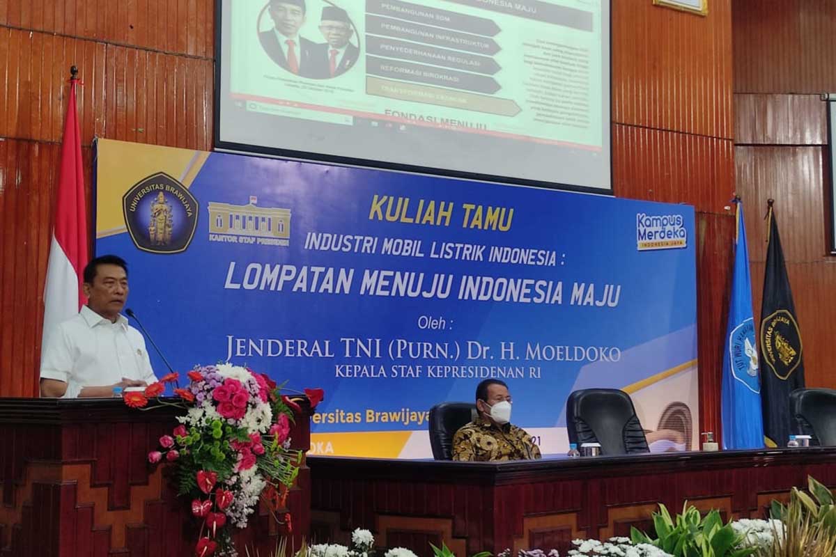 Kepala Staf Kepresidenan RI Jenderal TNI (Purn) Dr H Moeldoko, merangsang dosen UB mengembangkan riset dan industri mobil listrik. (rhd) - Moeldoko Rangsang Dosen UB Kembangkan Riset dan Industri Mobil Listrik