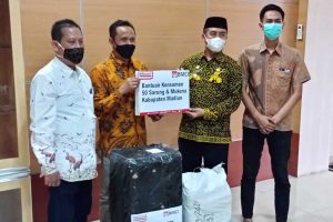 Kepala cabang Alfamart Rembang, Supriyanto (kedua kiri) menyerahkan simbolis donasi konsumen BMCI ke Wabup Madiun Hari Wuryanto (ketiga kiri). (ist) - Donasi Konsumen BMCI, Alfamart Titipkan Alat Ibadah ke Wabup Madiun