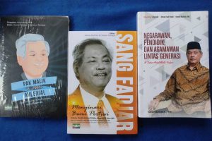 Ketiga buku yang membahas Malik Fadjar. (rhd) - UMM Launching 3 Buku 'Sang Guru Bangsa' Abdul Malik Fadjar