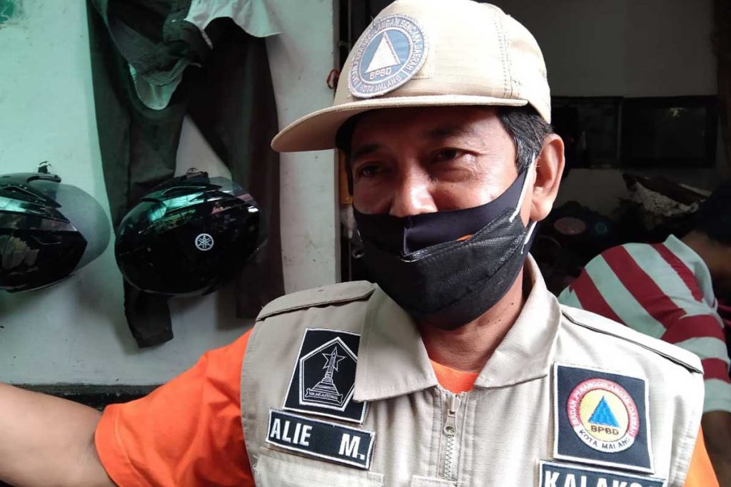 Ketua BPBD Kota Malang, Alie Mulyanto, ketika dimintai keterangan. (jaz) - Walikota Ikut Bersihkan Endapan Lumpur, Siap Penuhi Asupan Makanan