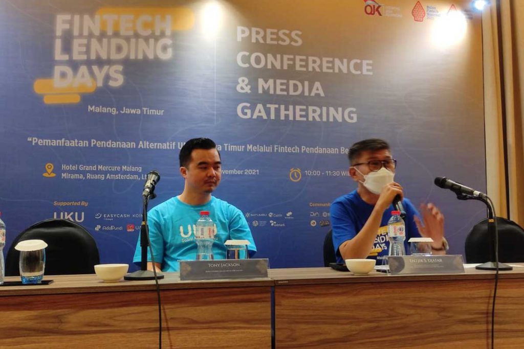 Ketua Bidang Edukasi, Literasi dan Riset AFPI, Entjik S. Djafar (kanan) dan CEO UKU, Tony Jackson, saat menjawab pertanyaan awak media. (rhd) - Fintech Lending Days Permudah UMKM, Kenali Ciri-ciri Pinjol Legal dan Ilegal