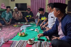 Ketua DPD Partai Golkar Jember H. Karimullah Dahrudiaji, berdialog bersama para petani buah manggis dan kopi. (ist) - Ngobrol Bareng Petani, Dorong Pemasaran Manggis dan Kopi Desa Kaliglagah