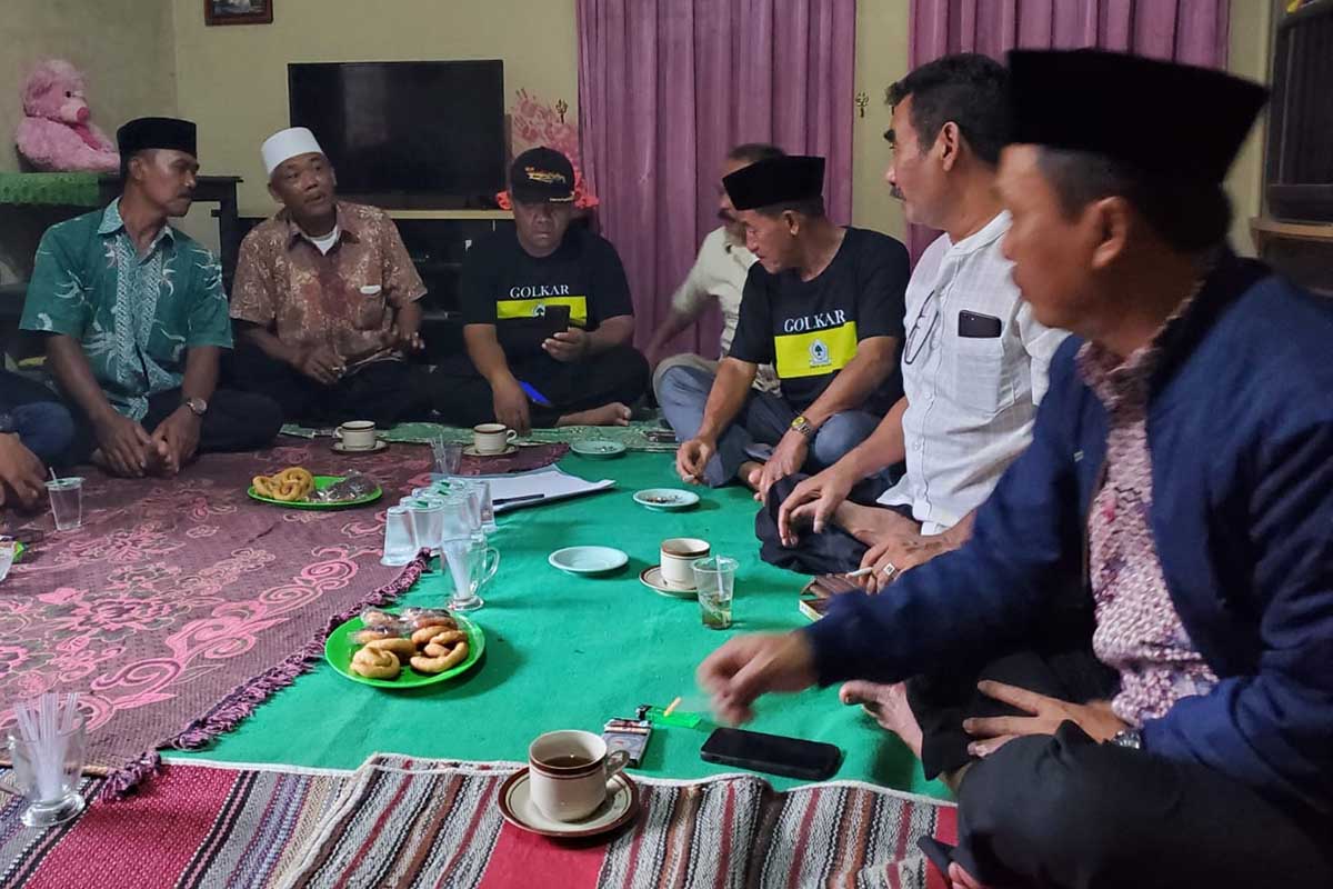 Ketua DPD Partai Golkar Jember H. Karimullah Dahrudiaji, berdialog bersama para petani buah manggis dan kopi. (ist) - Ngobrol Bareng Petani, Dorong Pemasaran Manggis dan Kopi Desa Kaliglagah