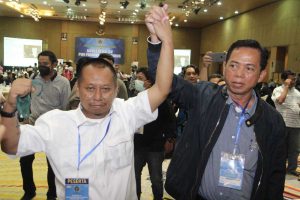 Ketua Ketua PWI Jatim 2021-2026, Lutfil Hakim (kiri) bersama Petahana, Ainur Rohim (kanan). (rhd) - Lutfil Hakim Terpilih Ketua PWI Jatim 2021-2026