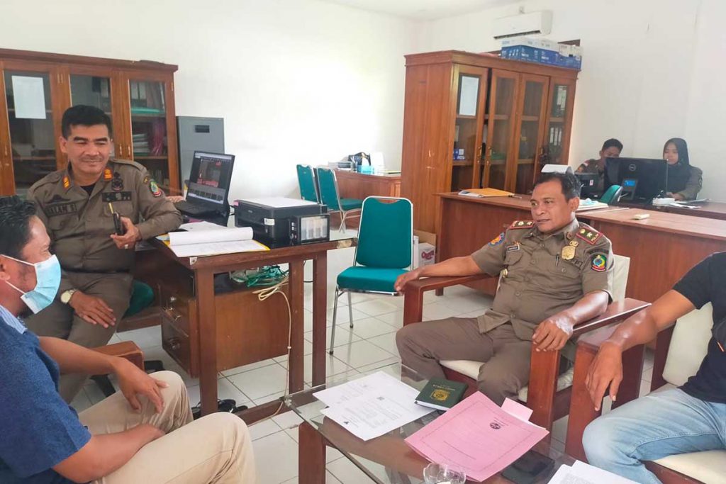 Ketua LKBH Untag Banyuwangi, Saleh, SH. Saat menemui Kabid Penegakan Perda Satpol-PP Banyuwangi, Wahyudi. (Foto: Kuryanto, SERU.co.id) - Peternakan Ditutup Sepihak Oleh Satpol-PP, Susilo Akan Menempuh Jalur Hukum