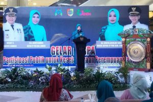 Ketua PKK Kabupaten Jember, Dra Kasih Fajarini, menghadiri acara Gelar Puspa di Lippo Plaza Jember. (ist) - Dorong Pengoptimalan Pengarusutamaan Gender, DPPPAKB Gelar Puspa