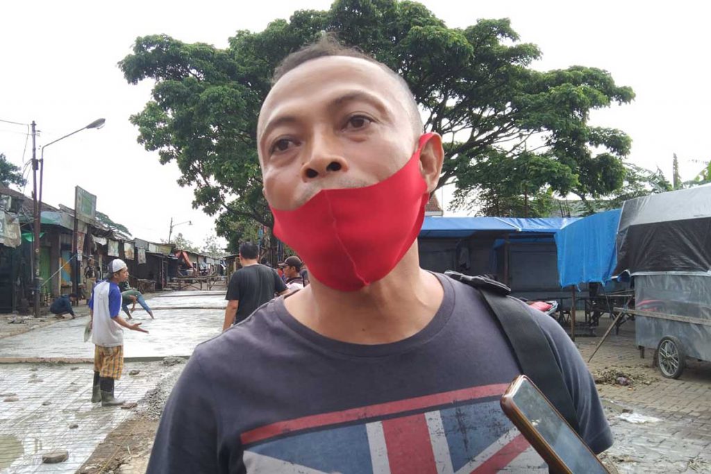 Ketua Paguyuban Pasar Blimbing, Mujiono ditemui ditengah-tengah pedagang saat mengecor jalan. (jaz) - Akses Rusak, Paguyuban Pedagang Pasar Blimbing Swadaya Mengecor Jalan