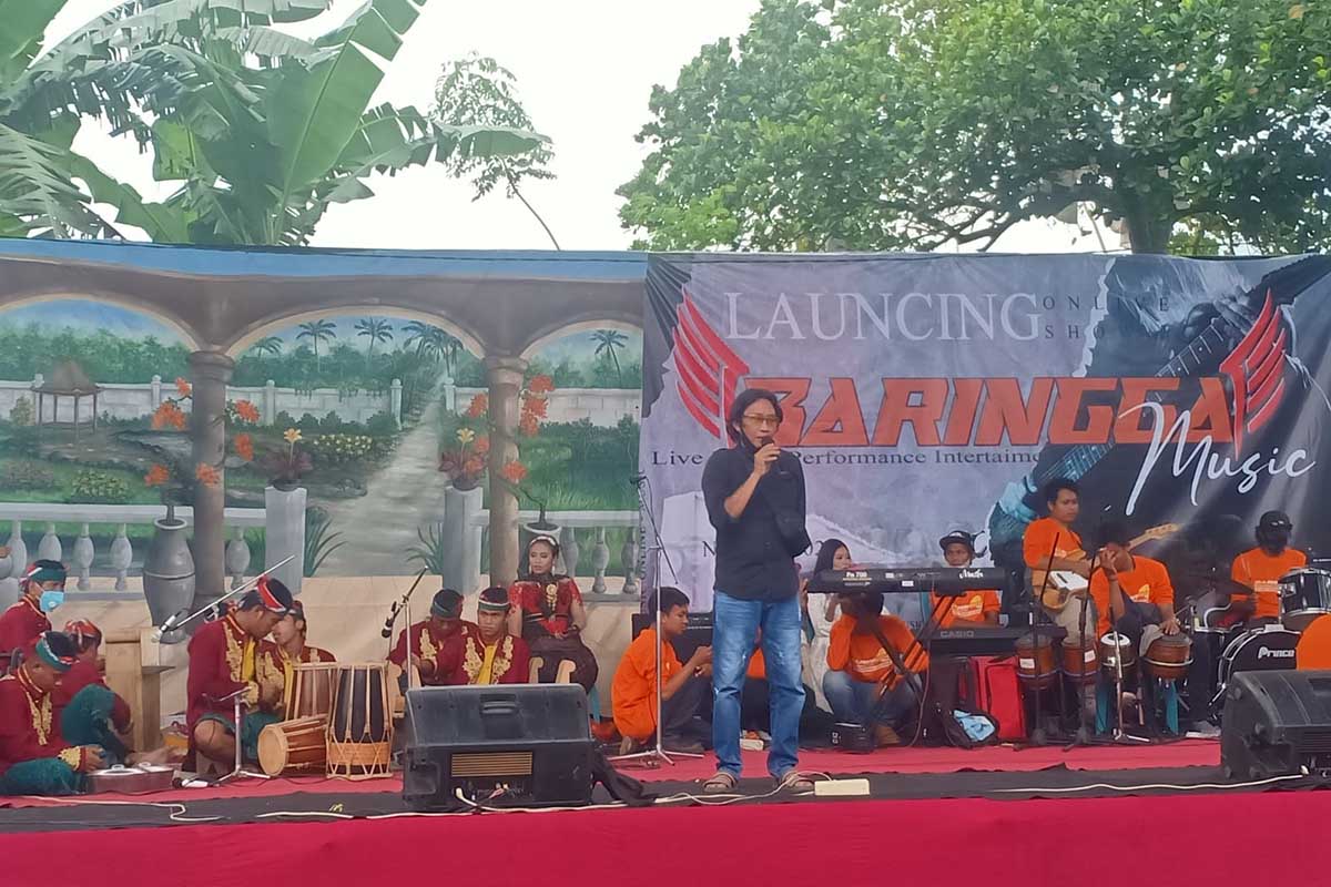 Ketua Panitia Launching Sanggar Seni Ilalang, Endras Puji Yuwono saat memberikan sambutan - Sanggar Seni Ilalang Wadah Pelaku Dan Pekerja Seni Khas Banyuwangian