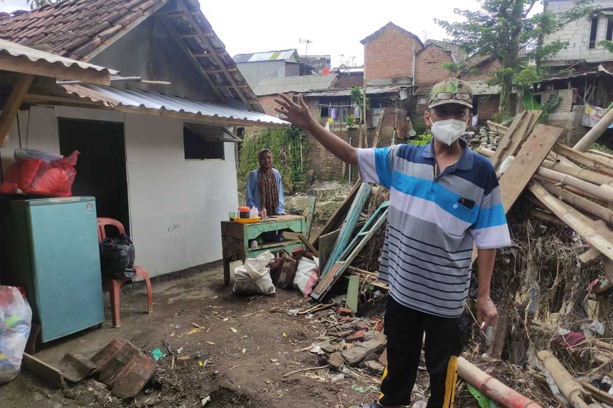 Ketua RW 6 Jodipan menunjukkan salah satu korban banjir sekaligus pemilik bangunan rumah yang baru saja dibangun warga. (rhd) - UMM Berbagi Untuk Negeri Bantu Korban Banjir Jodipan