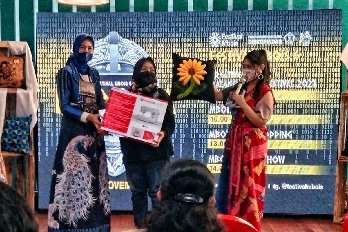 Ketua TP PKK memberikan hadiah kepada ibu-ibu pemenang lomba kreatif. (jaz) - Festival Mbois, Landscape Kota Malang Gudangnya UMKM dan Industri Kreatif