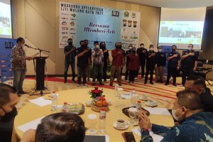 Ketua Umum IJTI Pusat, Herik Kurniawan, melantik kepengurusan IJTI Korda Malang Raya 2021-2024. (rhd) - M Tiawan Komandani IJTI Korda Malang Raya 2021-2024