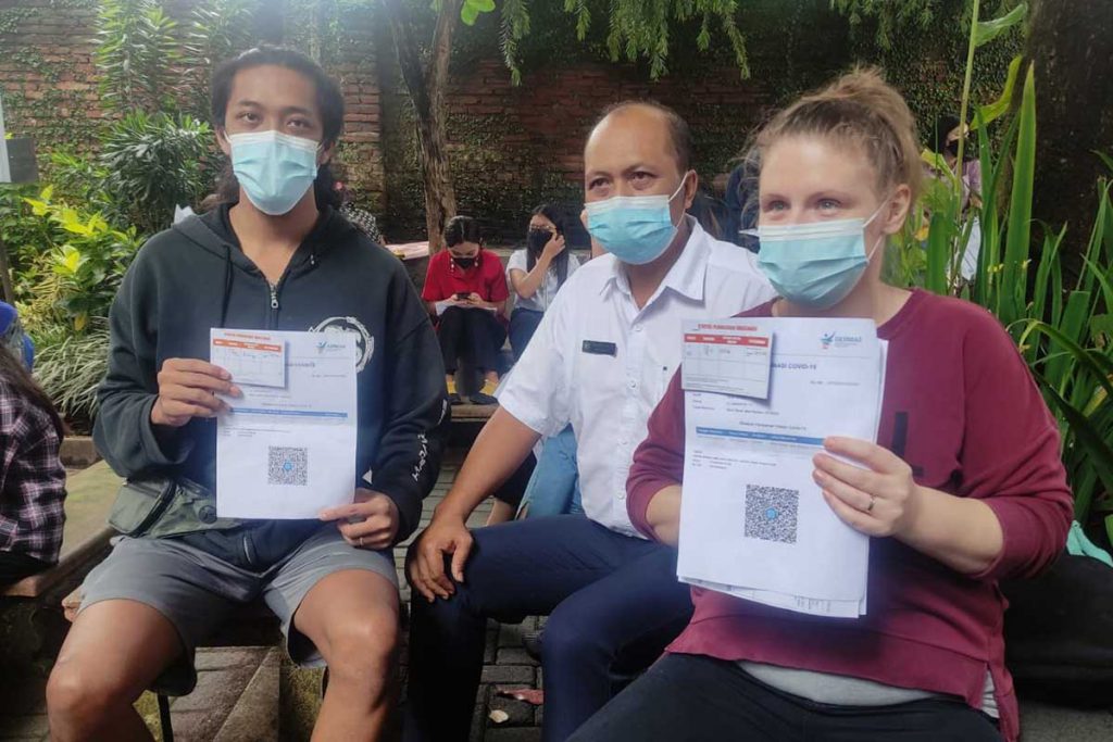 Ketua panitia diapit mahasiswa lokal Unitri dan dosen asal Inggris usai mengikuti vaksin. (rhd) - Unitri Gandeng Kodam V/Brw Vaksinasi Massal Dosis Kedua AstraZeneca