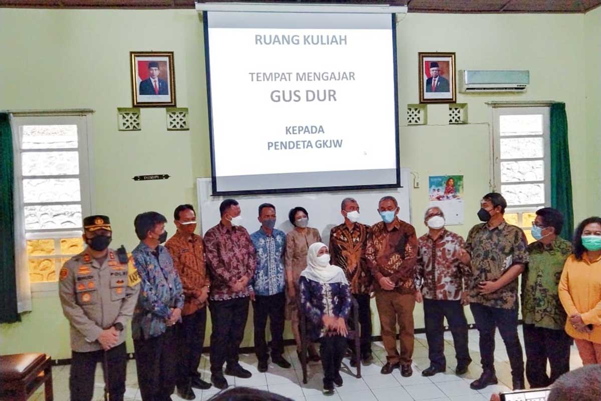 Khofifah napak tilas tempat Gus Dur mengajar di GKJW. (jaz) - Gubernur Jatim Napak Tilas Persaudaraan Sejati dan Serahkan Bantuan