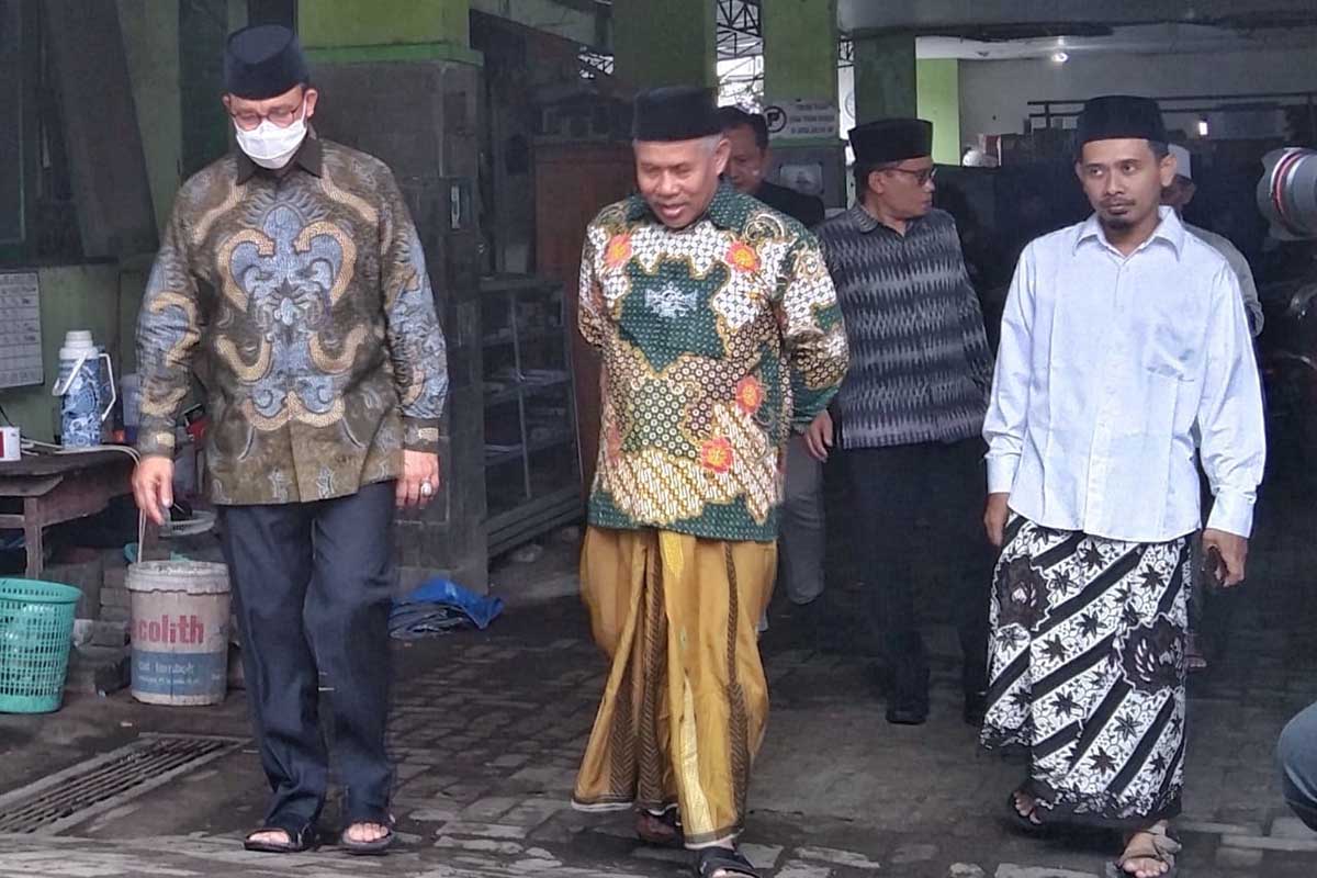 Kiai Marzuki dan Anies Baswedan selepas Salat Jumat di Ponpes Gasek. (jaz) - Ditanya Maju RI1, Anies Baswedan: 2024 Ada Apa?