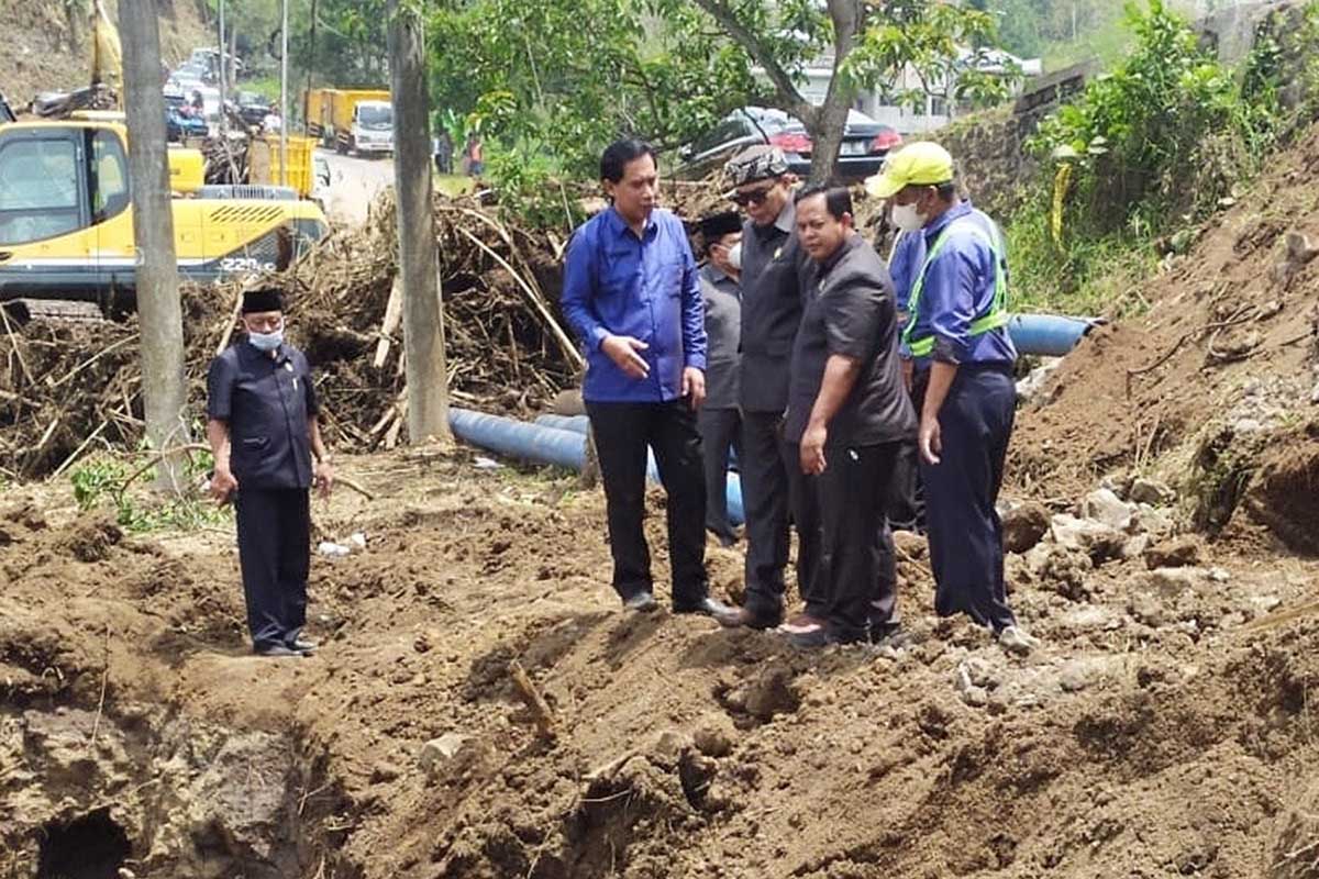 Komisi B DPRD Kota Malang sidak perbaikan pipa PDAM di Jurang Susuh. (ist) - Komisi B DPRD Kota Malang Sidak Perbaikan Pipa PDAM di Jurang Susuh, Begini Hasilnya