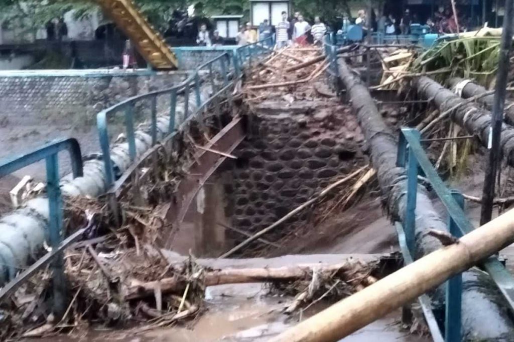 Kondisi jembatan di belakang TRS Sengkaling terputus. (ist) - Hujan Deras DAS Brantas Meluap, BPBD: Tetap Waspada