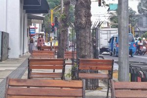 Kondisi kawasan Kayutangan Heritage di trotoar Jalan Basuki Rahmat. (jaz) - Temaram Lampu Klasik Bakal Hiasi Kawasan Kayutangan Heritage