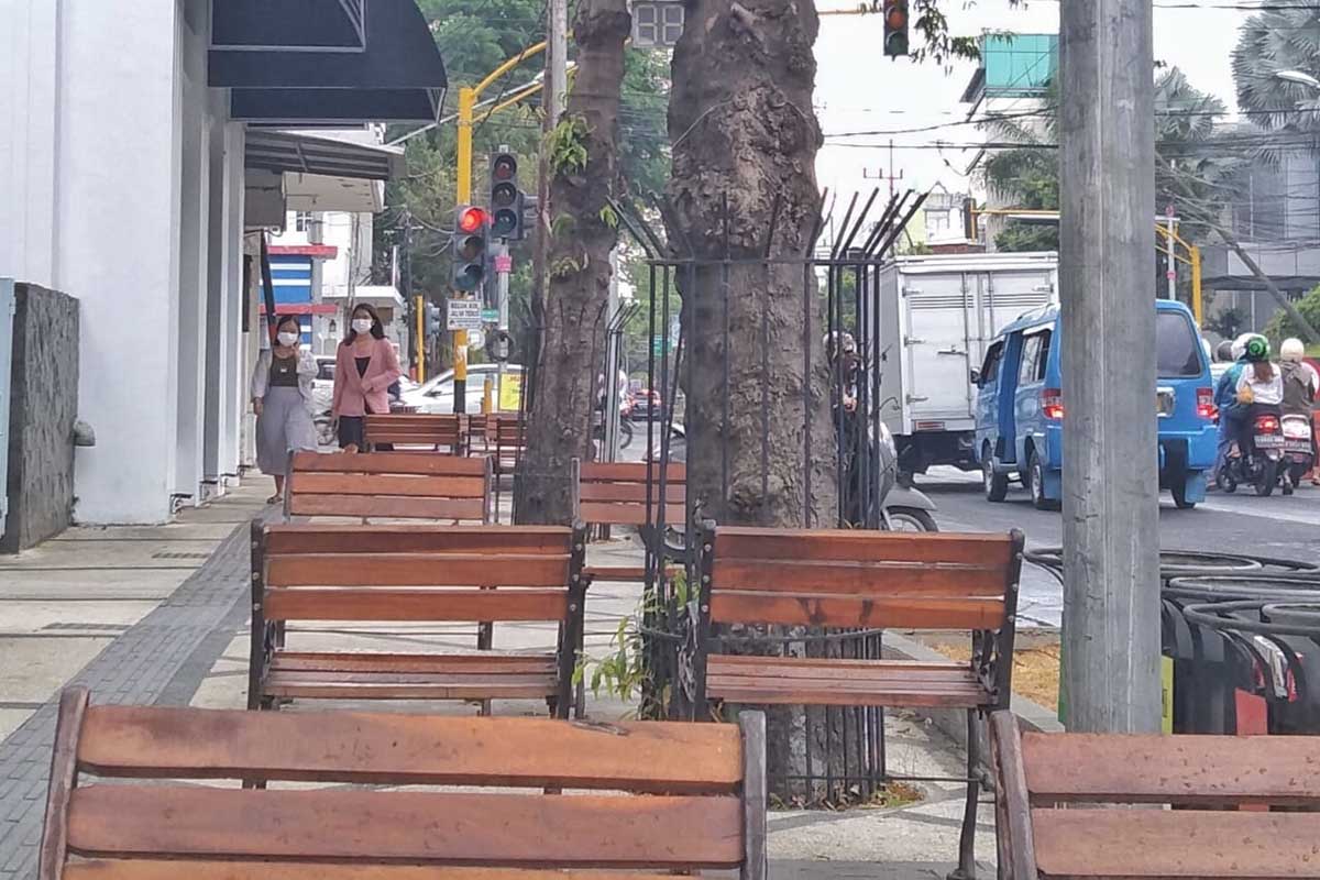 Kondisi kawasan Kayutangan Heritage di trotoar Jalan Basuki Rahmat. (jaz) - Temaram Lampu Klasik Bakal Hiasi Kawasan Kayutangan Heritage