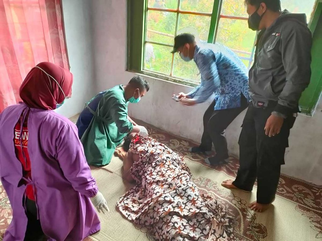 Korban tertimbun pasir sebelum dimakamkan - Tambang Pasir Ilegal Milik Kades Sumberbulu Memakan Korban Jiwa