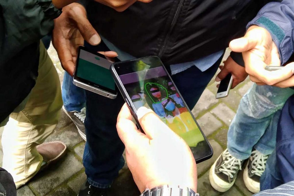 Kuasa hukum korban menunjukkan foto korban dan pelaku. (jaz) - Korban Pencabulan dan Persekusi Sempat Diajak Foto Bersama Pelaku