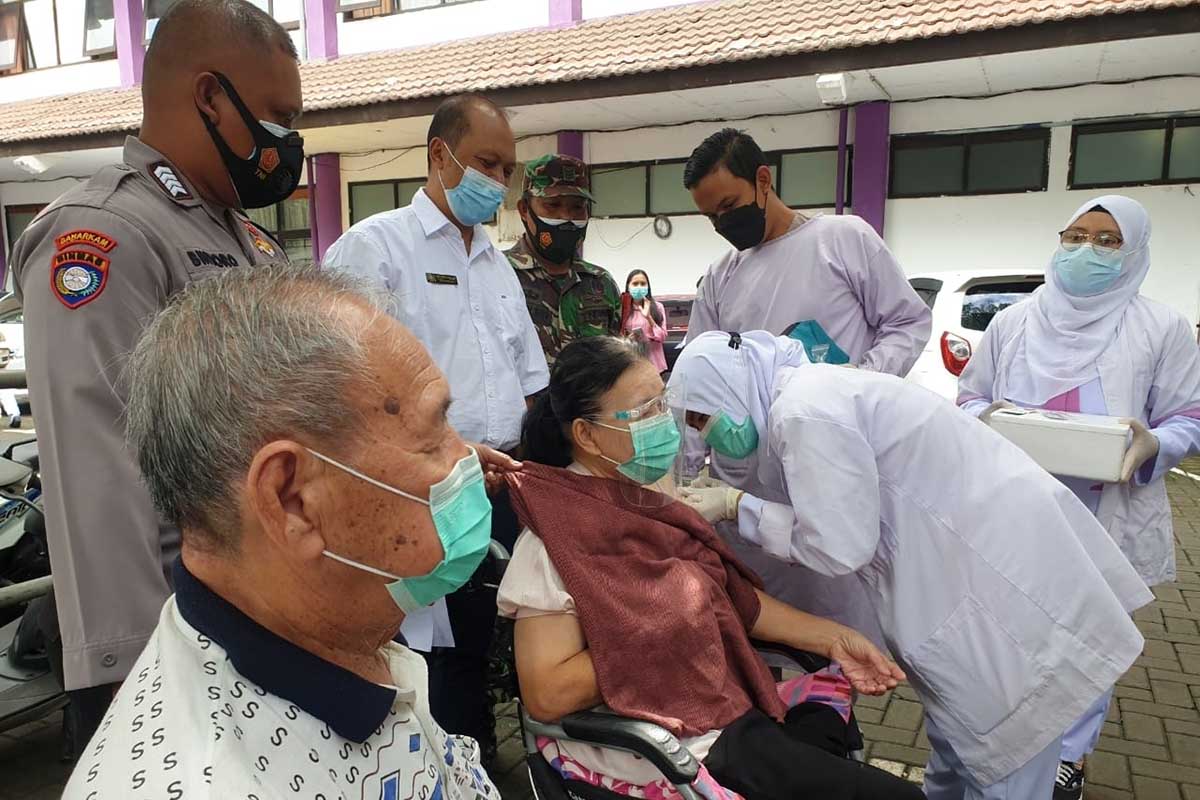 Lansia dan Disabilitas menerima vaksin dosis kedua AstraZeneca. (rhd) - Unitri Gandeng Kodam V/Brw Vaksinasi Massal Dosis Kedua AstraZeneca