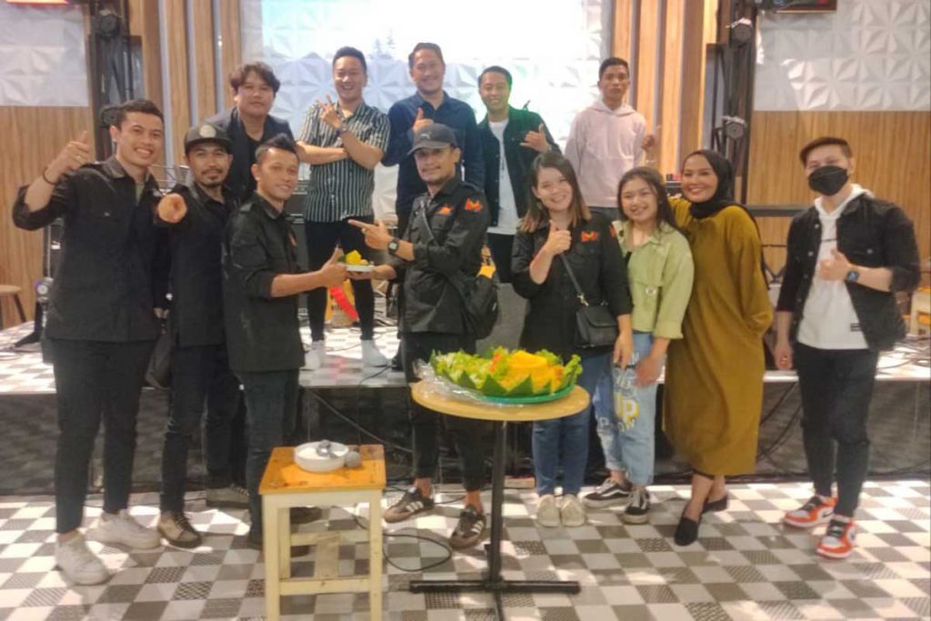 Launching IMI ditandai pemotongan tumpeng. (rhd) - Label Musik IMI Wadahi Musisi Malang ke Blantika Musik Nasional